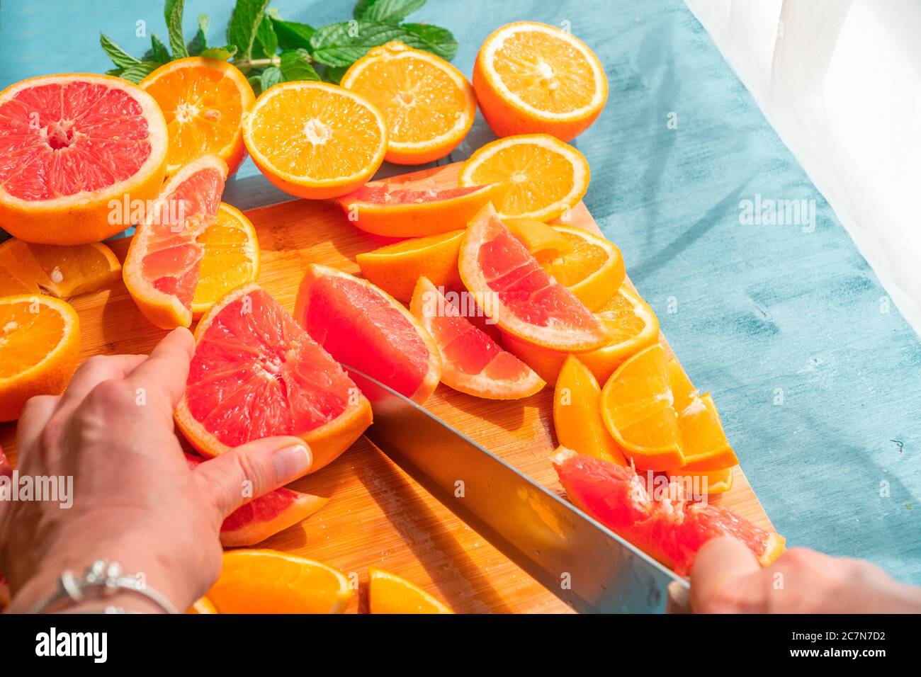Tranches de pamplemousse et d'orange fraîchement coupées avec fond en bois bleu . Banque D'Images