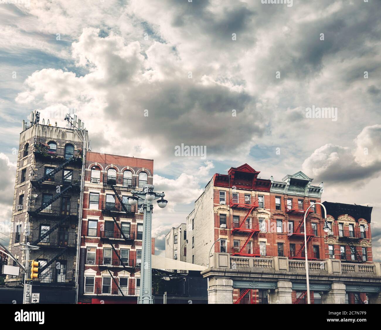 Tons rétro Photo de bâtiments anciens avec le feu s'échappe, New York City, USA. Banque D'Images