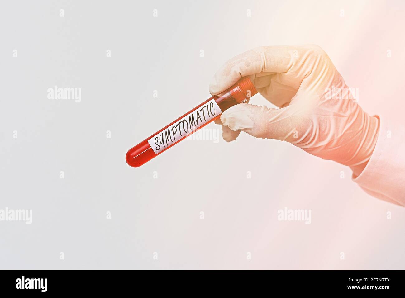 Note d'écriture montrant symptomatique. Concept d'affaires pour servir comme symptôme ou signe en particulier de quelque chose de non souhaitable extrait de flacon d'échantillon de sang lu Banque D'Images