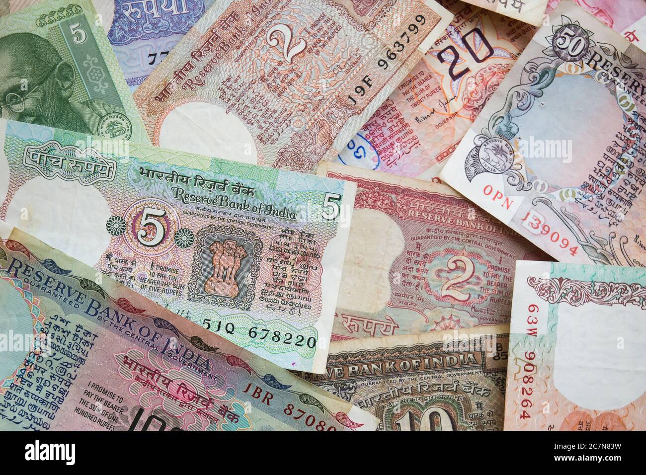 Plan horizontal de notes anciennes d'époque disposées de façon aléatoire Banque D'Images