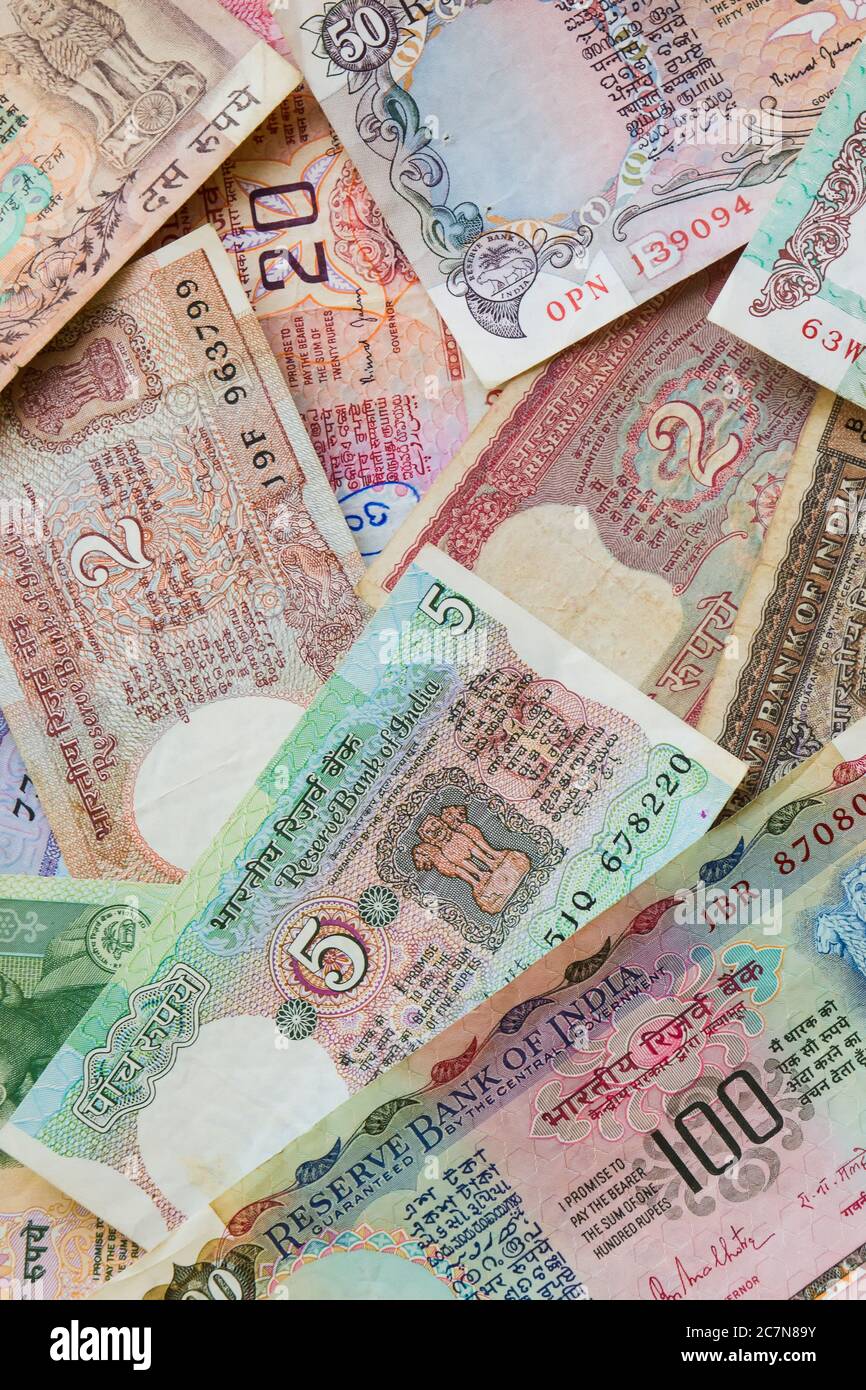 Pose verticale de notes anciennes de style vintage disposées de façon aléatoire Banque D'Images