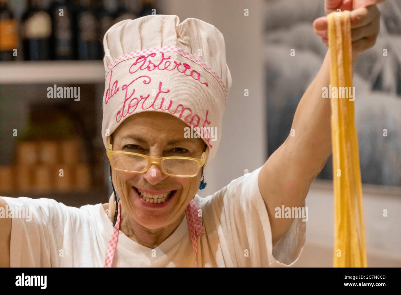 Rome/Italie - 09.10.2017; beaucoup de jambon entier et DE FROMAGE CABRE PROVONE en suspension pour le séchage à l'air horizontal au plafond. Banque D'Images