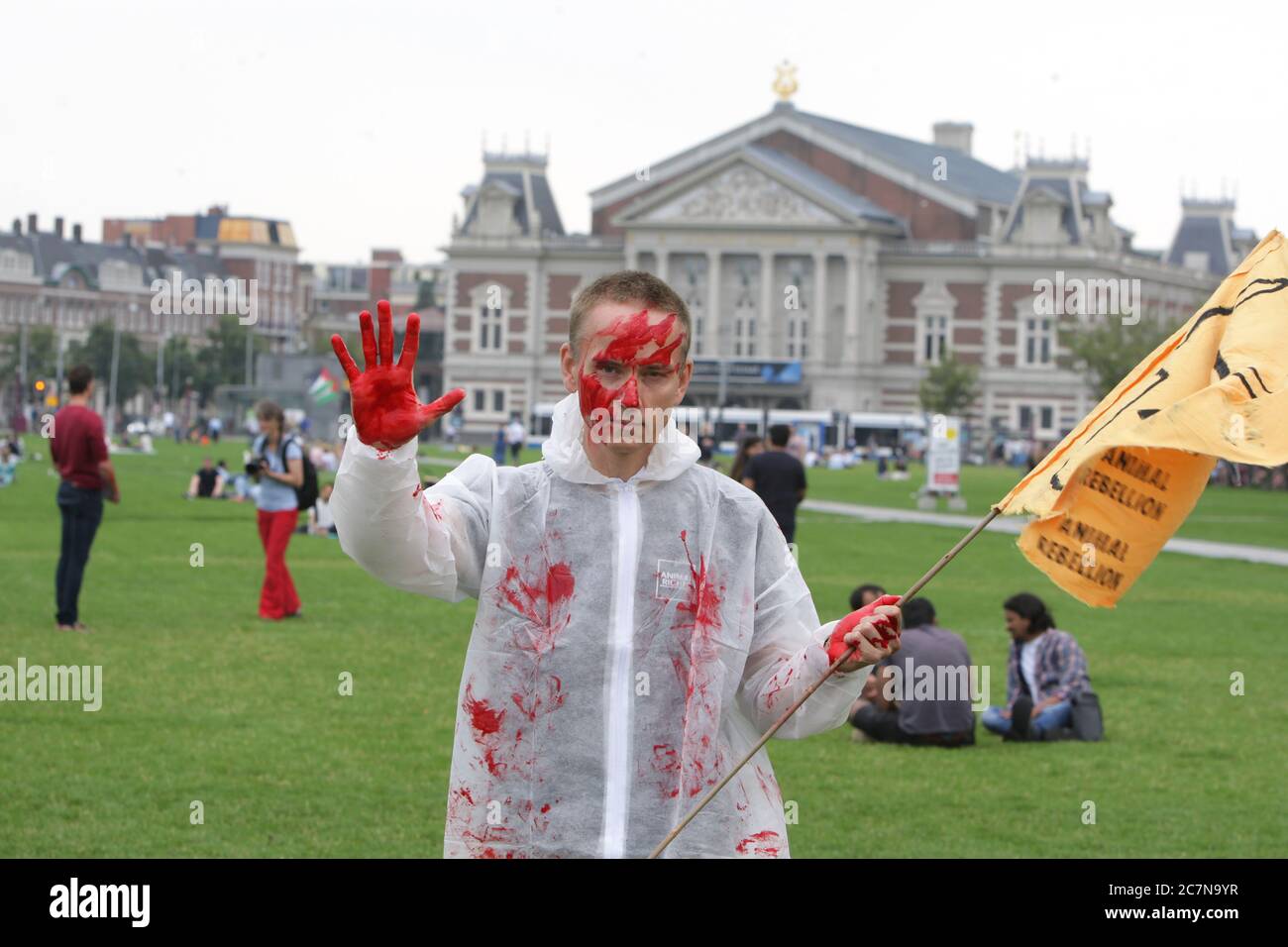 Des activistes de la rébellion animale participent à une action de protestation sous le slogan Blood on your Hands at Museumplein dans le contexte de la pandémie du coronavirus Banque D'Images