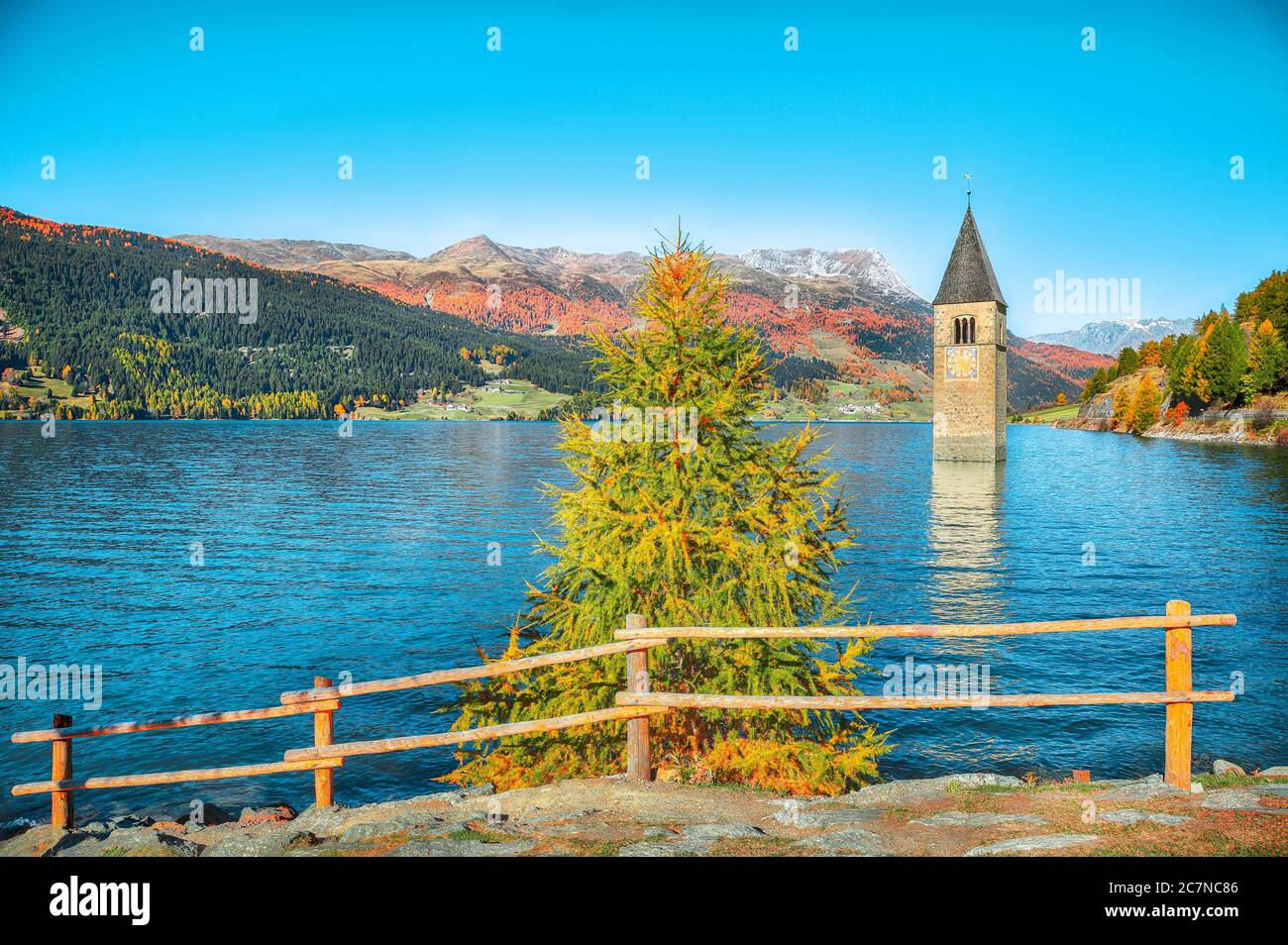 Vue fantastique en automne du clocher submergé dans le lac Resia. Lieu: Village de Graun im Vinschgau, Lago di Resia ou Reschensee, province du Tyrol du Sud, R Banque D'Images