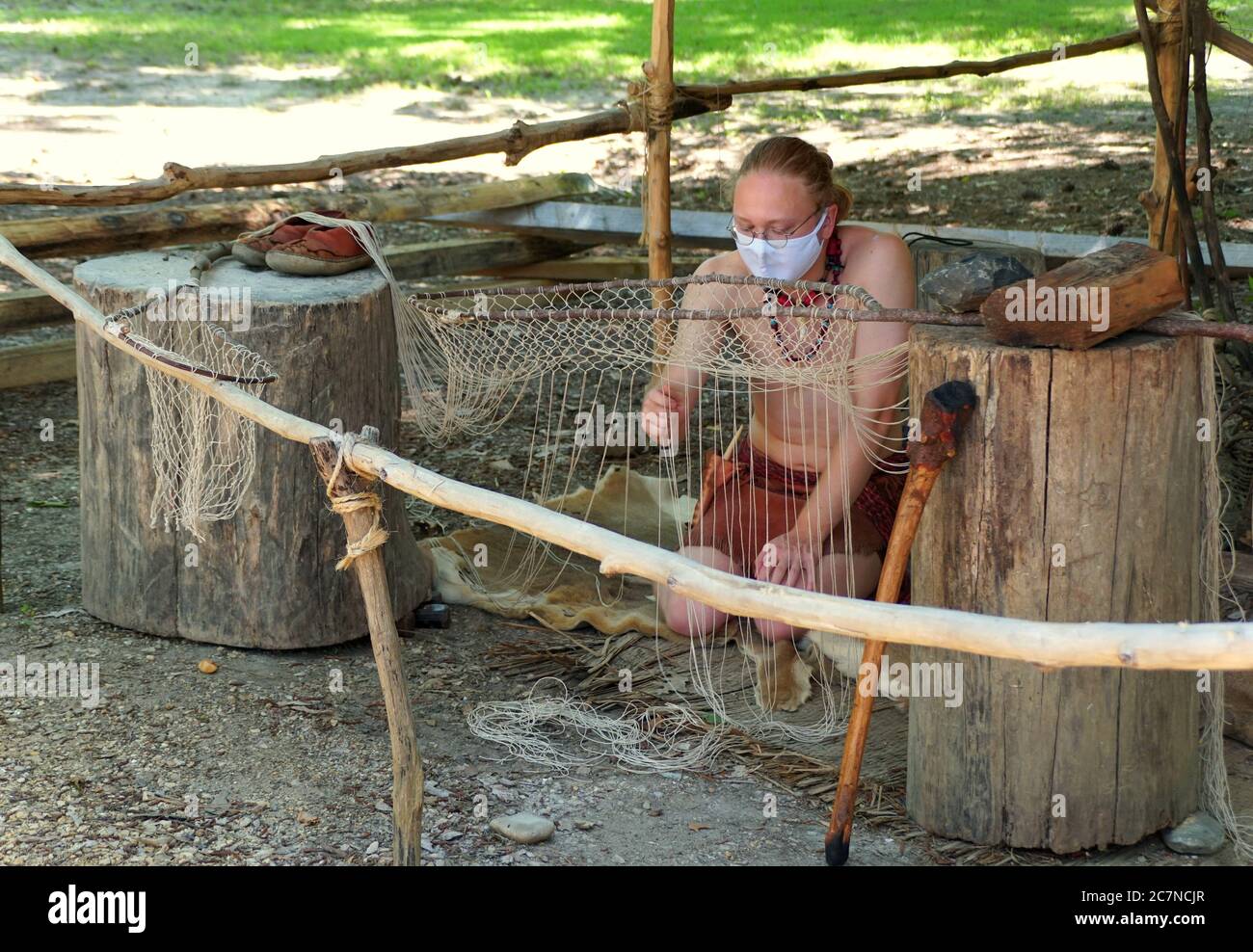 Virginia, États-Unis - 1er juillet 2020 - UN homme qui coudre et tricoter le filet de pêche tout en portant un masque Banque D'Images