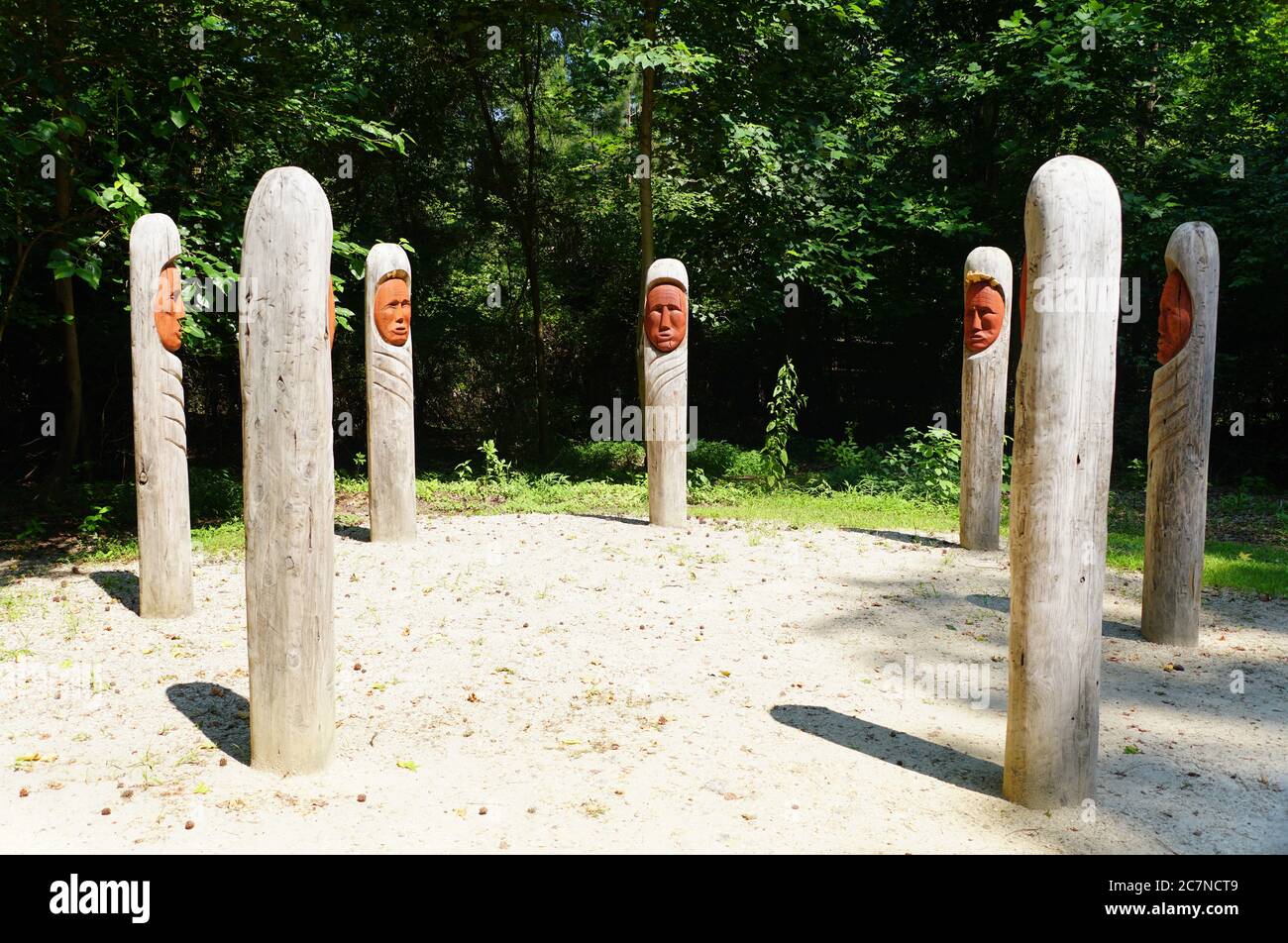 Virginia, U.S.A - 1er juillet 2020 - les poteaux de totem de Jamestown Settlement au village indien de Powhatan Banque D'Images