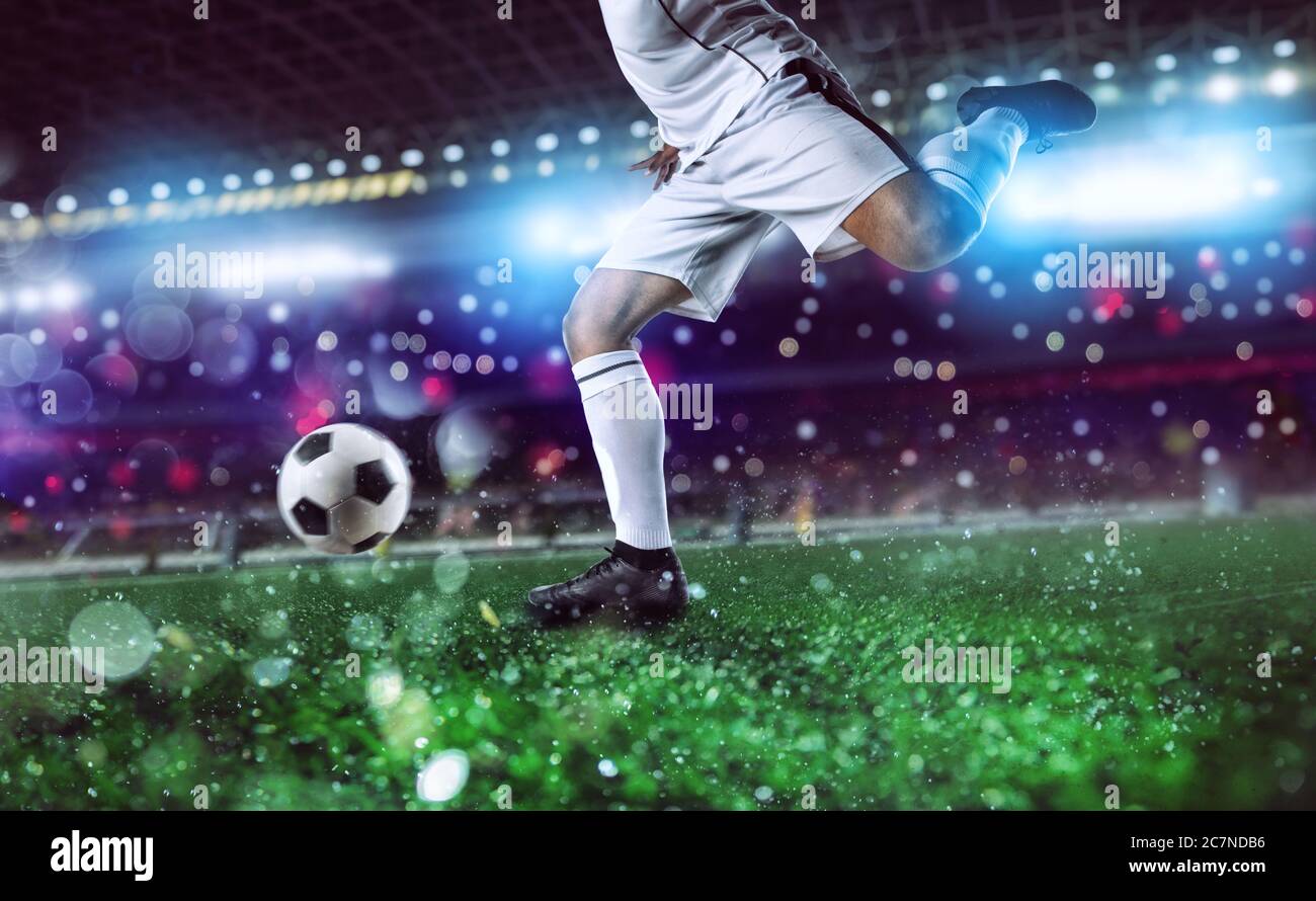 Joueur de football prête à l'soccerball dans le stade pendant le match. Banque D'Images