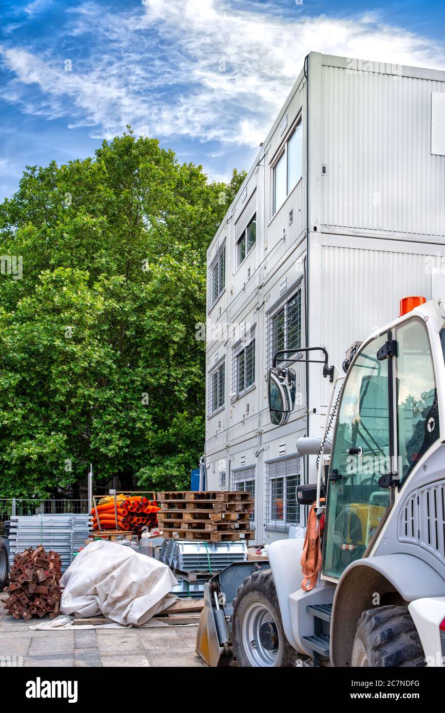 Bâtiment mobile dans un site industriel ou conteneur de bureau dans un site de construction Banque D'Images