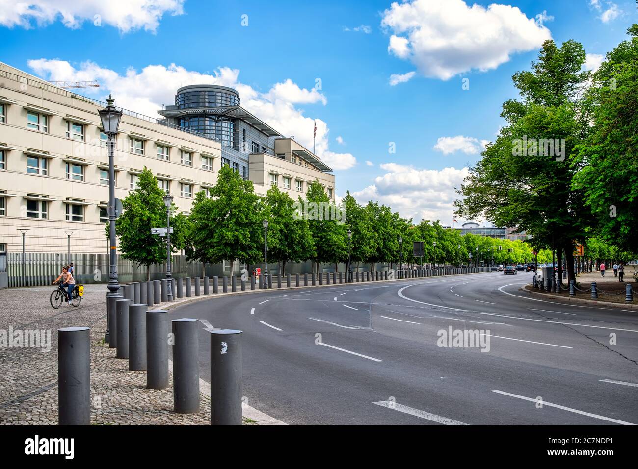 Berlin, Allemagne, 06/14/2020: Vue sur l'ambassade américaine à Berlin avec la rue en premier plan Banque D'Images