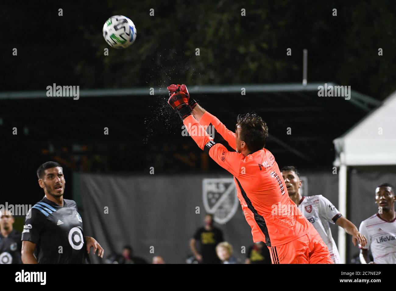 Orlando, Floride, États-Unis. 17 juillet 2020. Le gardien de but Miller du Minnesota United, Tyler #1, a fait le premier pas dans la balle lors du tournoi MLS is Back à ESPN Wild World of Sports à Orlando, en Floride, le vendredi 17 juillet 2020. Crédit photo: Marty Jean-Louis crédit: Marty Jean-Louis/Alamy Live News Banque D'Images