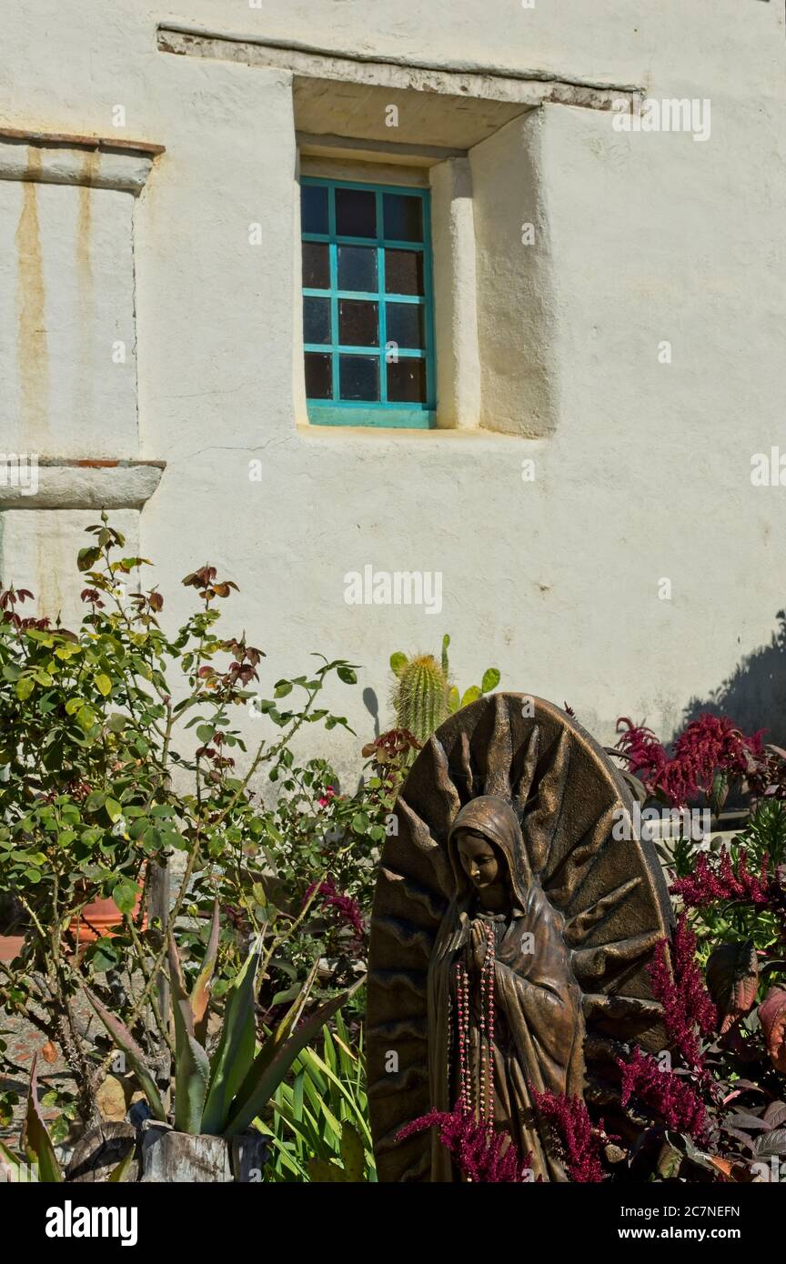 Mission San Juan Bautista, une mission espagnole, fondée en 1797 par Fermín Lasuén de l'ordre catholique franciscain. La mission a un musée et des jardins. Banque D'Images