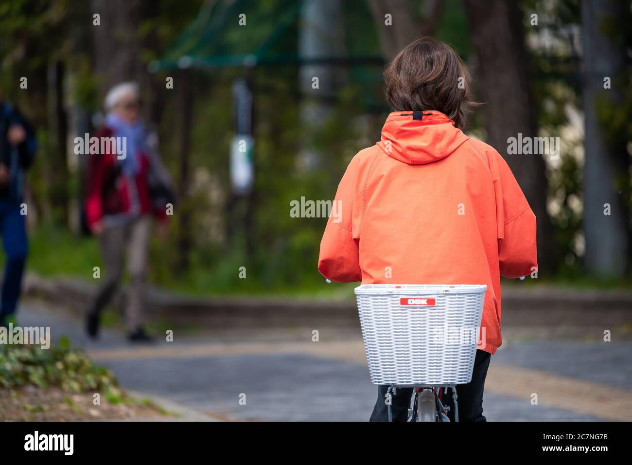 Kyoto, Japon - 17 avril 2019: Japonais de retour sur vélo panier vélo sur la rue Candide ville vie route près de la gare Banque D'Images