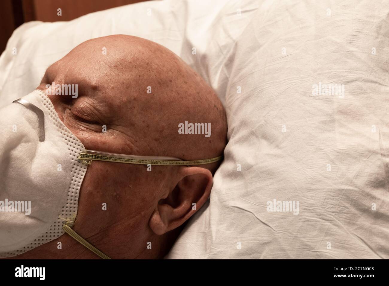 Chef d'un homme portant un respirateur, endormi sur le pilon de l'hôpital, coronavirus de chimiothérapie à tête blanche, espace de copie créatif, aspect horizontal Banque D'Images