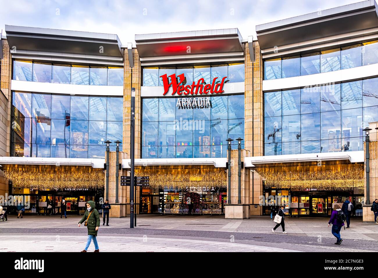 Varsovie, Pologne - 18 décembre 2019 : les gens en dehors du centre commercial Westfield Arkadia le plus grand complexe du pays avec des magasins et des boutiques Banque D'Images