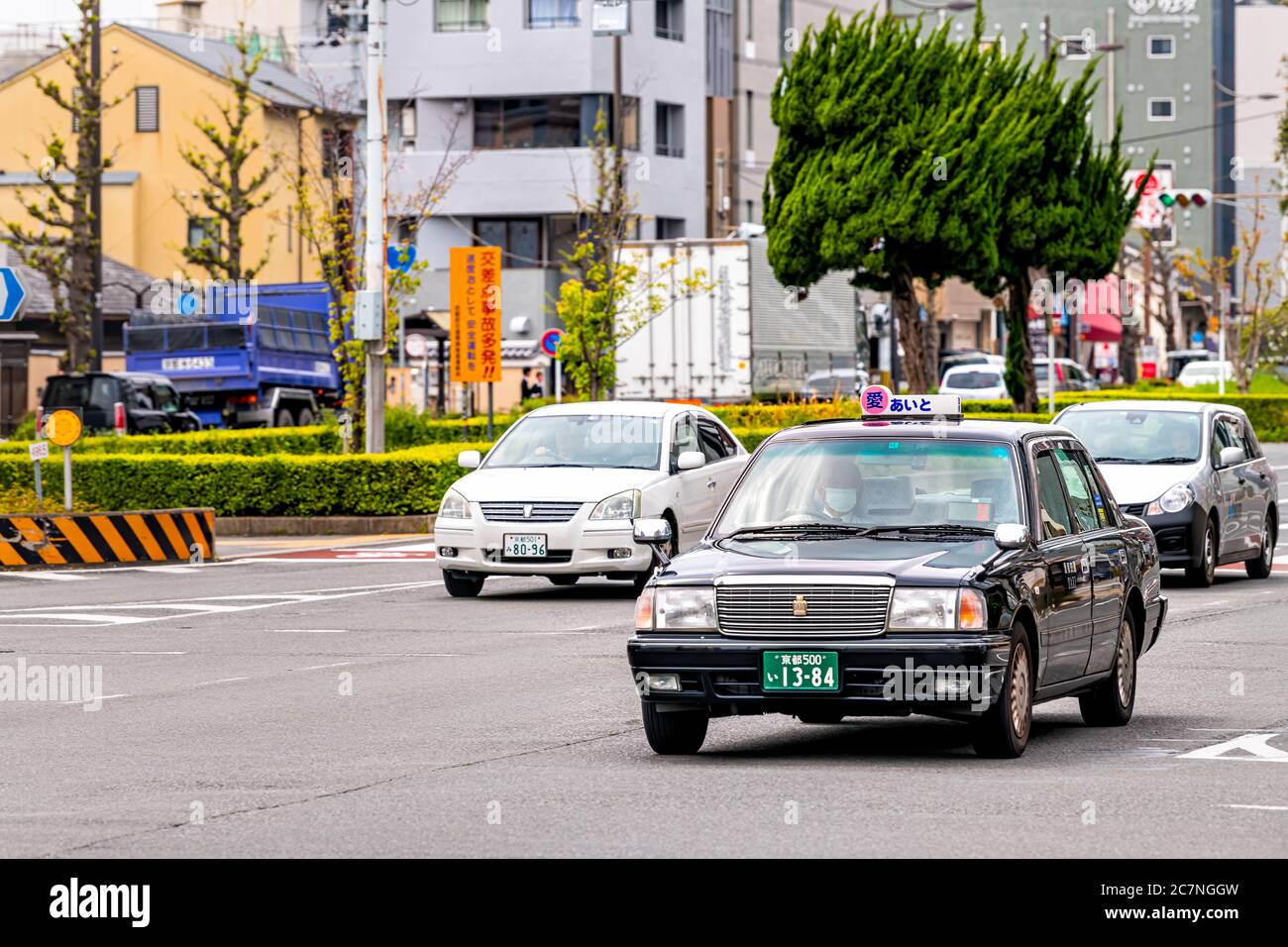 Kyoto, Japon - 17 avril 2019 : taxi noir taxi voiture dans la circulation sur la route Aito compagnie de bus signe sur le véhicule de voiture dans le centre-ville Banque D'Images