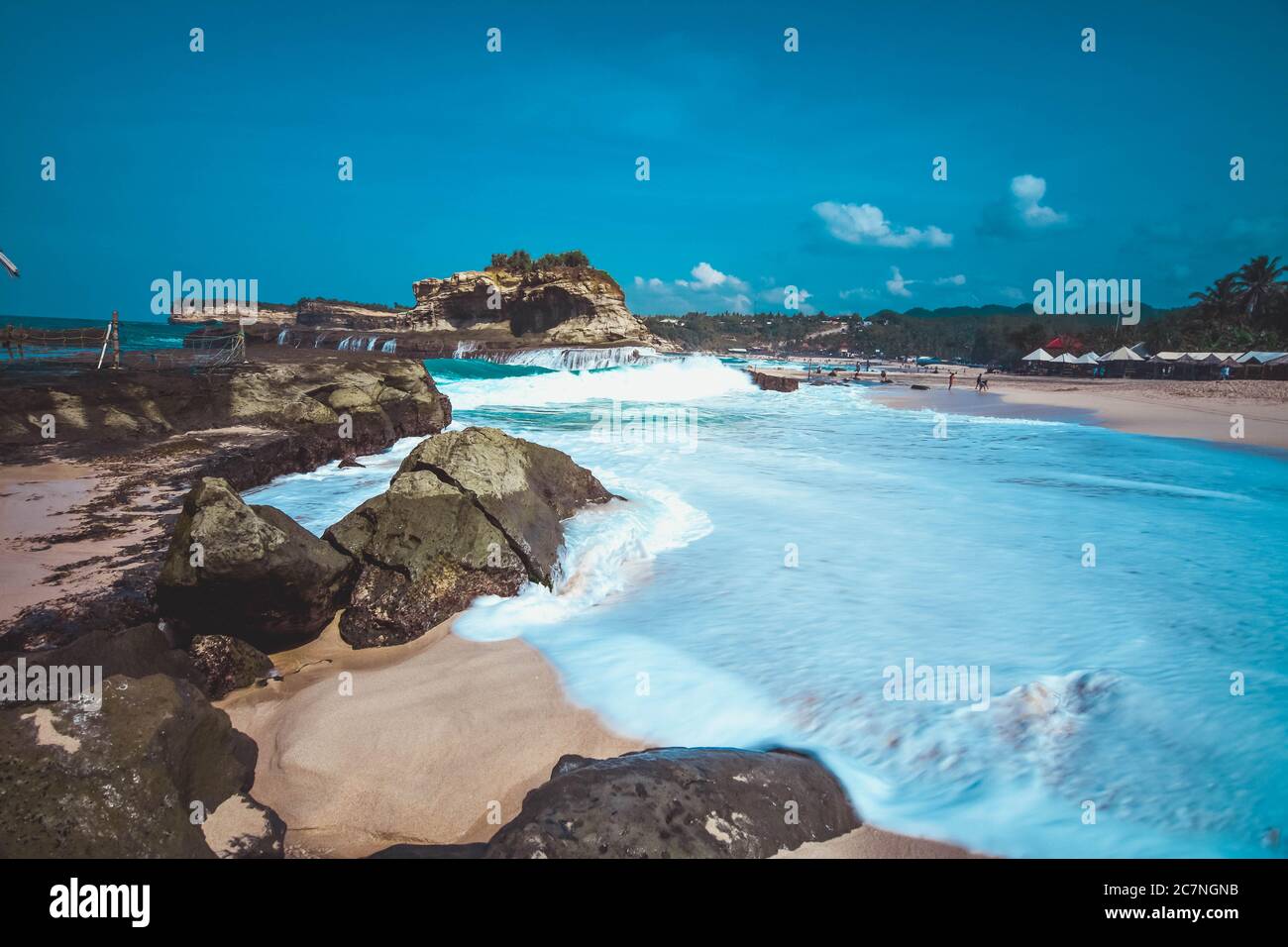 La beauté de Klayar Beach avec ses pierres de corail uniques et les cocotiers le long de la côte à Pacitan, Java est, Indonésie Banque D'Images