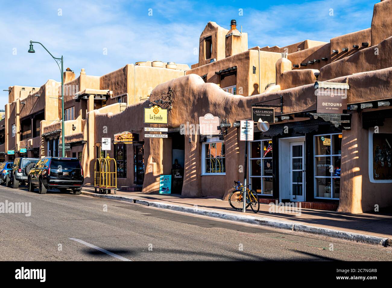 Santa Fe, USA - 14 juin 2019: Old Town Street Road aux États-Unis New Mexico avec l'architecture de style adobe et des panneaux pour les magasins trottoir Banque D'Images