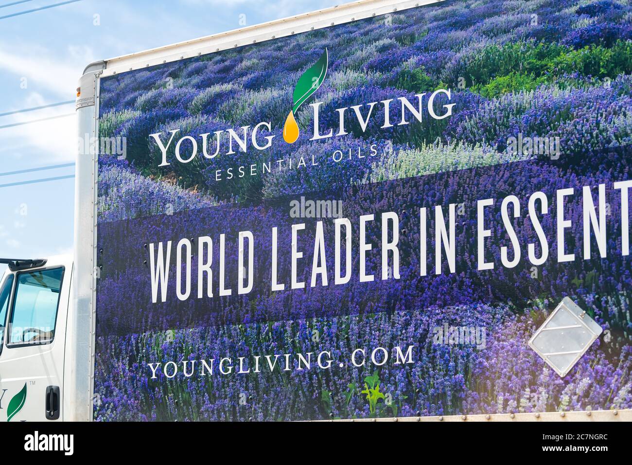 American Fork, USA - 29 juillet 2019 : fermeture de l'affiche pour le camion de livraison de la compagnie Young Living Essential Oils près de l'entrepôt sur la route de l'Utah cars in Banque D'Images