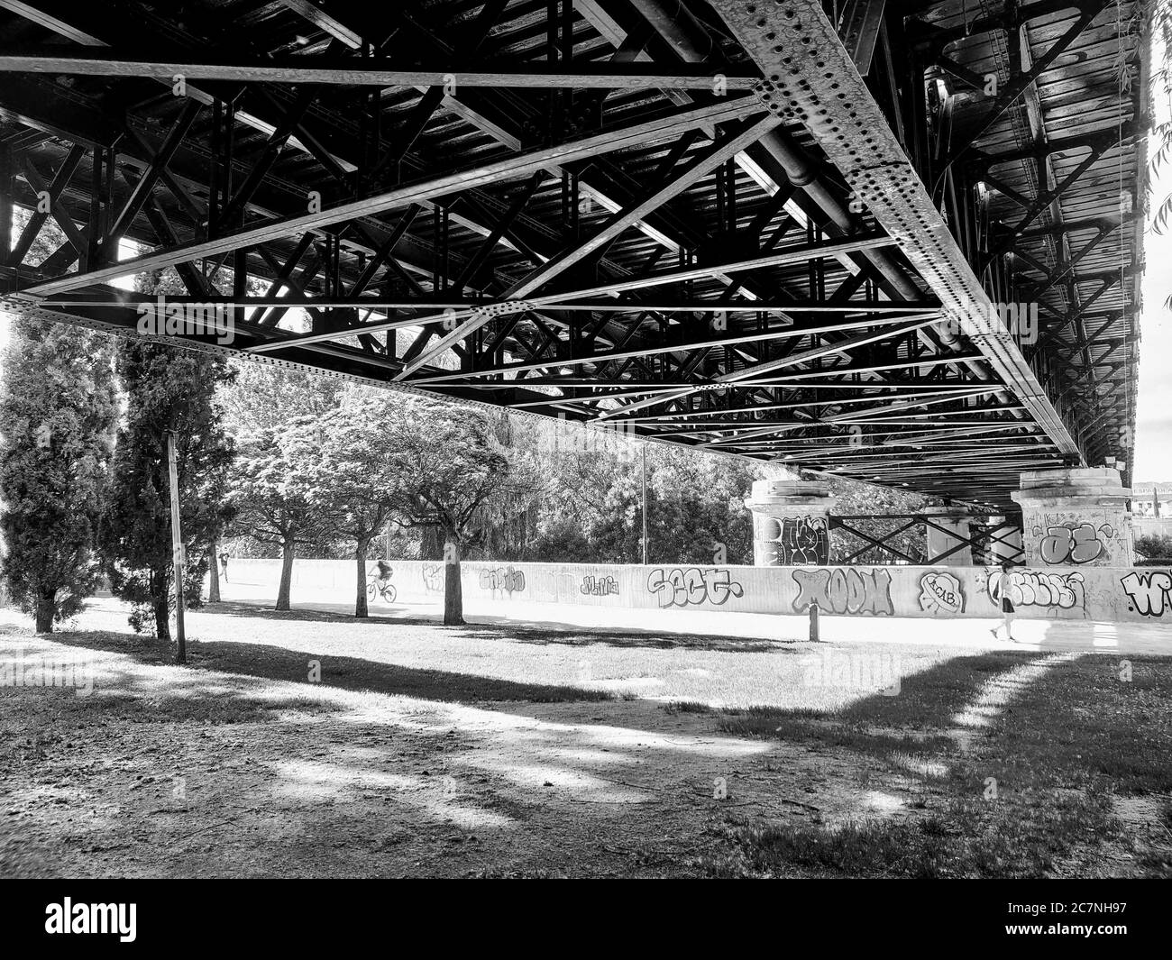 Logroño, ESPAGNE - 01 juin 2020 : pont sur la rivière dans la ville. Banque D'Images