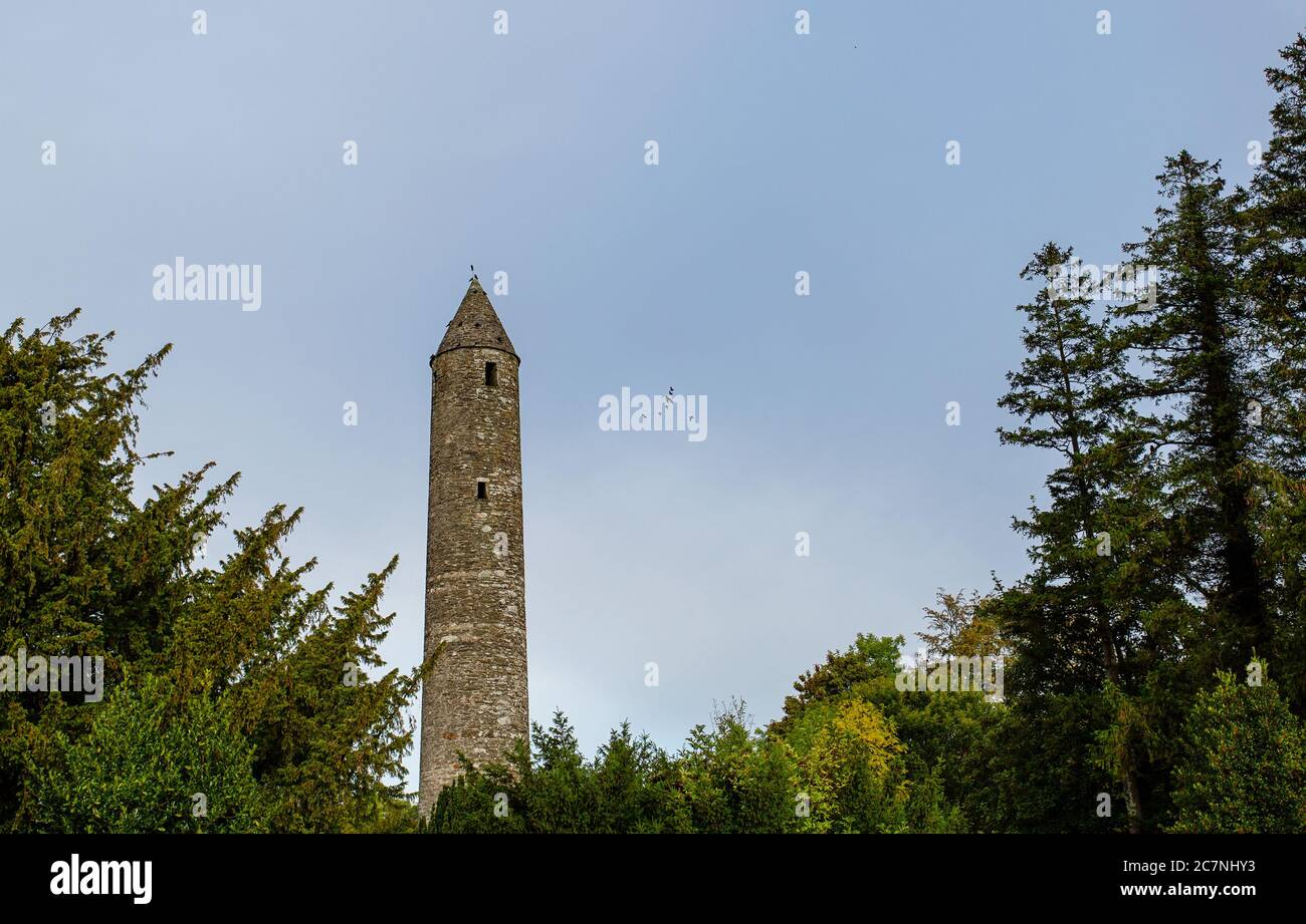 La tour ronde à Glendalough, en Irlande Banque D'Images
