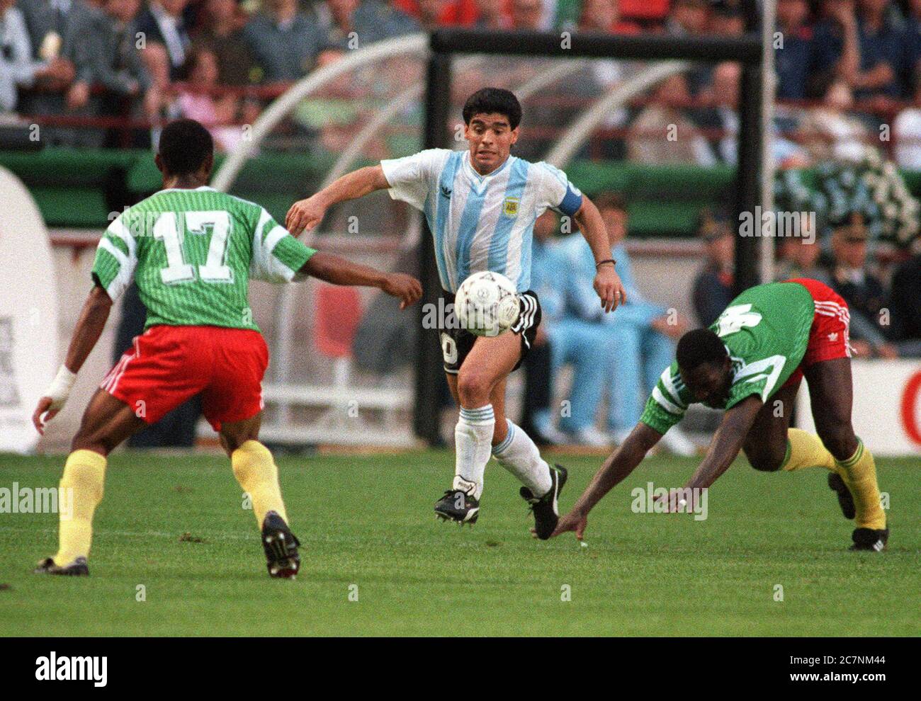 Diego Maradona (Argentine) contre le Cameroun. Match inaugural de la coupe du monde de la FIFA, Italie 1990. Banque D'Images