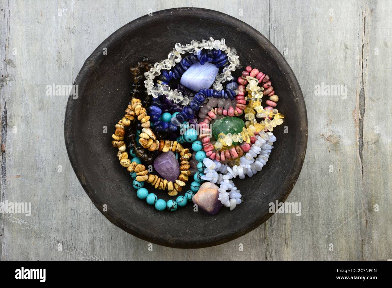Photo en grand angle de la magnifique coquille de puka colorée bracelets Banque D'Images
