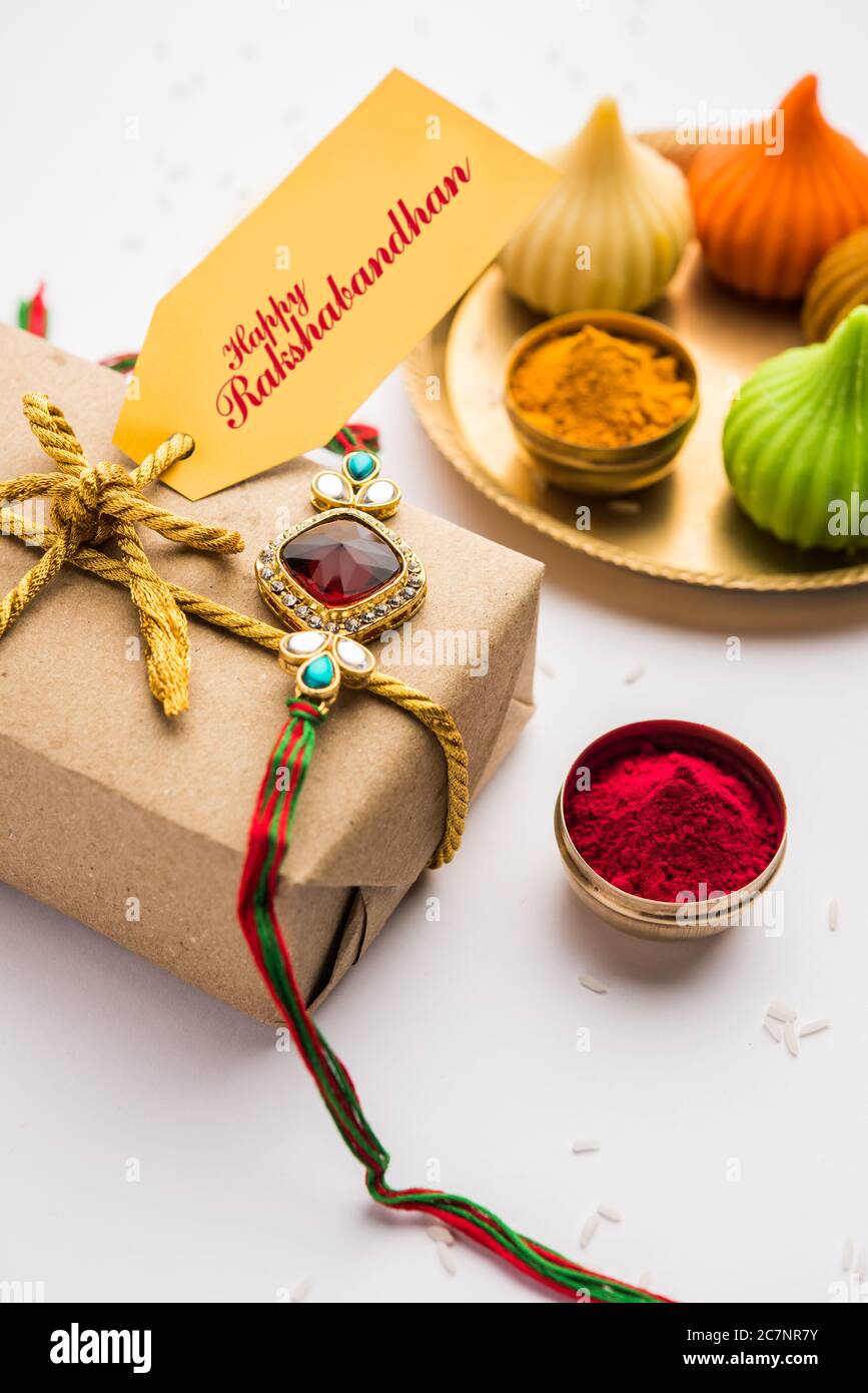 Raksha Bandhan / Rakshabanghan Rakhi avec riz Haldi Kumkum, doux Mithai, boîte cadeau, mise au point sélective Banque D'Images