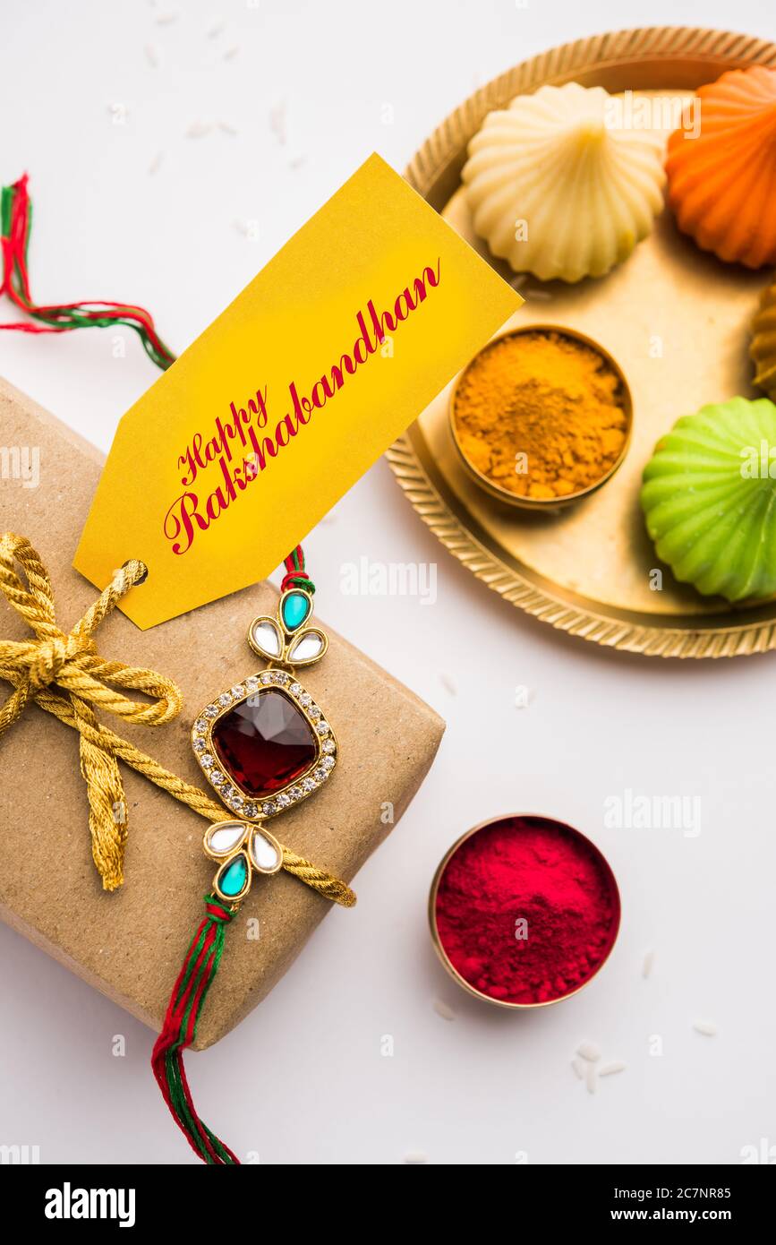 Raksha Bandhan / Rakshabanghan Rakhi avec riz Haldi Kumkum, doux Mithai, boîte cadeau, mise au point sélective Banque D'Images
