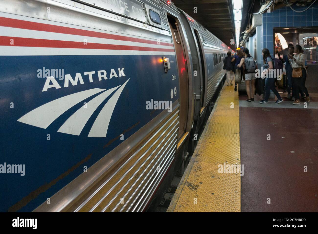 Passagers délocalisés dans l'escalier roulant de Penn Station, entrez dans la voiture Amtrak. Gare de New York. Banque D'Images