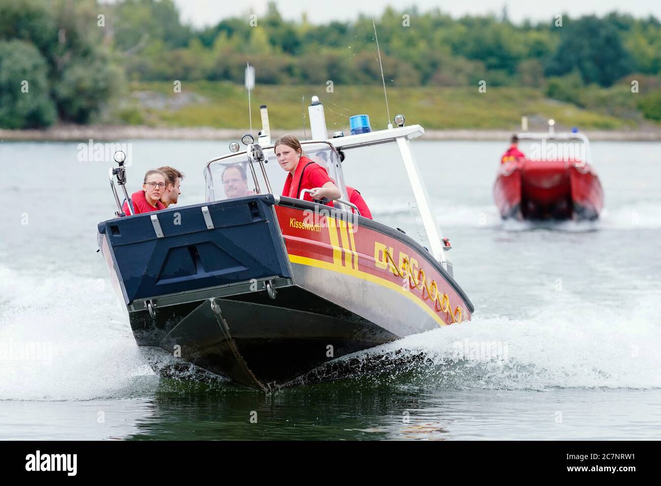 Nackenheim, Allemagne. 17 juillet 2020. Les membres du chapitre de Nackenheim naviguent sur le Rhin en bateaux de sauvetage lors d'un exercice de sauvetage organisé par la Société allemande de sauvetage de la vie (DLRG). Compte tenu de la hausse des températures et de la fermeture des piscines dans certains endroits, le DLRG a de nouveau émis un avertissement fort contre la baignade dans le Rhin. Credit: Uwe Anspach/dpa/Alamy Live News Banque D'Images