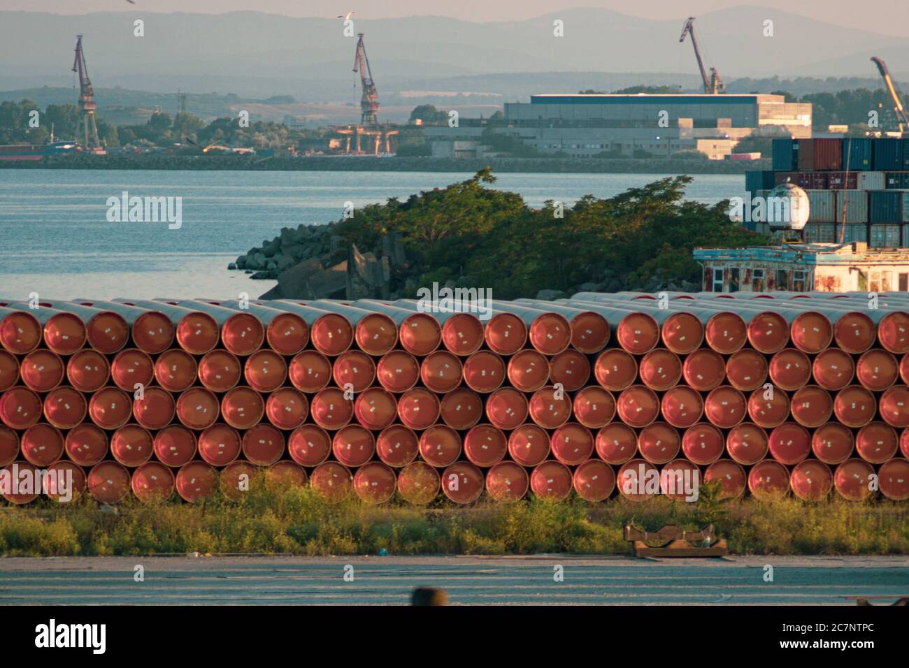 Tuyaux d'un gazoduc pour le transport de gaz pour Turkish Stream et Balkan Stream, stockés dans le port de Burgas Bulgarie Banque D'Images