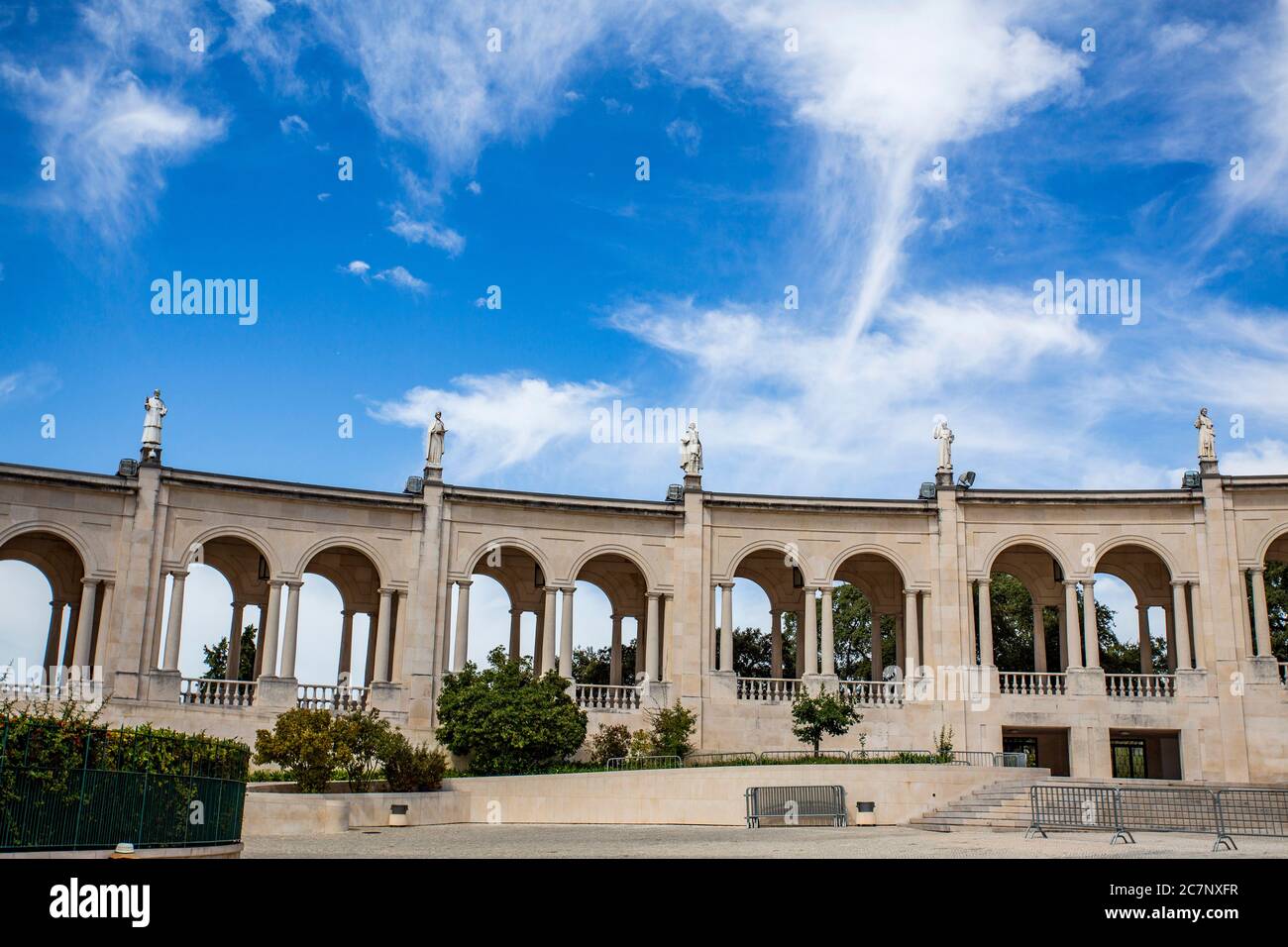 Vue partielle sur la Colonnade, décorée des statues de saints, dans le Sanctuaire de notre-Dame de Fatima, Portugal Banque D'Images