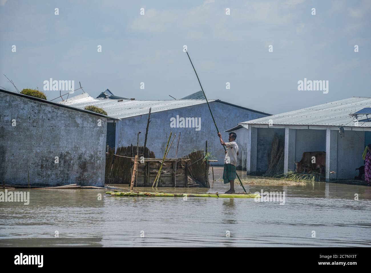 Bogura, Bangladesh. 16 juillet 2020. Un homme passe un radeau de fortune à côté de sa maison inondée.au moins 1.5 millions de personnes ont été touchées, avec des maisons et des routes dans les villages inondés. Selon les responsables du Centre de prévision et d'alerte des inondations (FFWC), la situation des inondations dans 15 districts du nord et du centre est due à l'augmentation des niveaux d'eau des principaux fleuves, y compris le Brahmaputra, Jamuna, Padma, Teesta et Dharla. Crédit : Zabed Hasnain Chowdhury/SOPA Images/ZUMA Wire/Alay Live News Banque D'Images