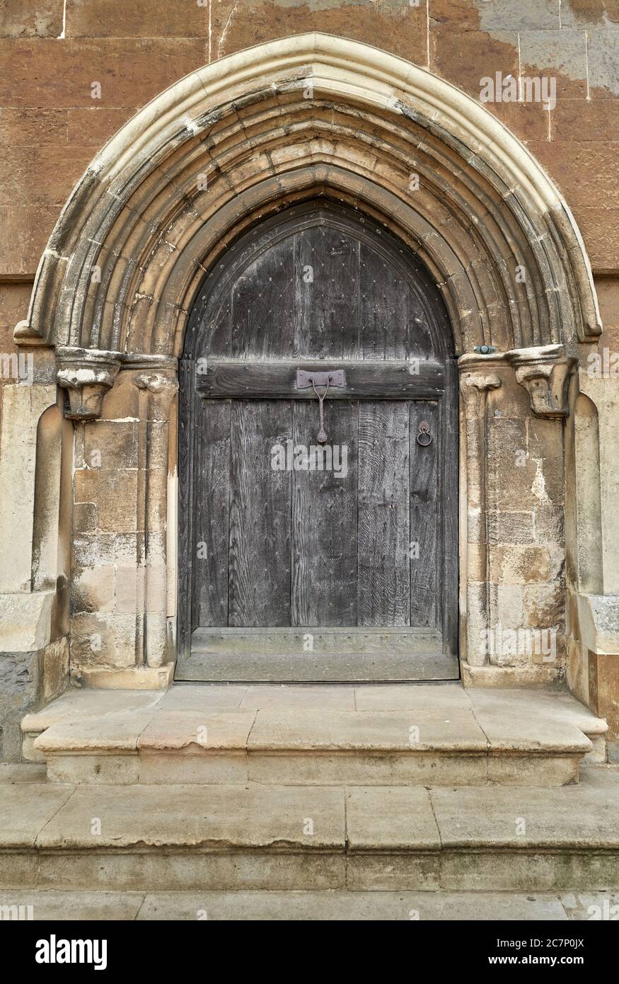 Porte latérale, à l'origine l'entrée principale, au château de Rockingham, Corby, Angleterre, un château royal construit par Guillaume le conquérant au XIe siècle. Banque D'Images