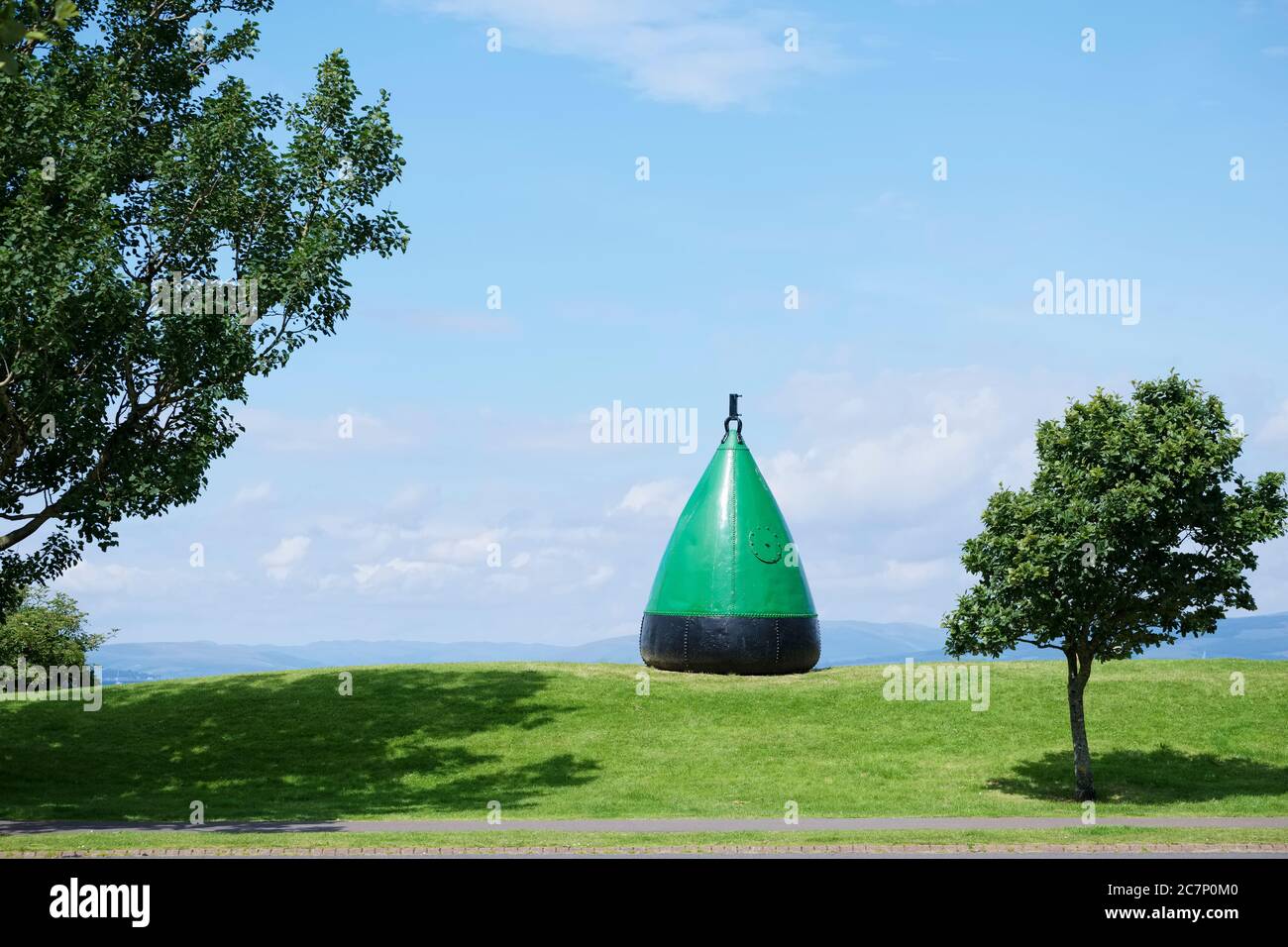 Grande bouée verte en acier pour l'amarrage maritime d'objet marin Banque D'Images