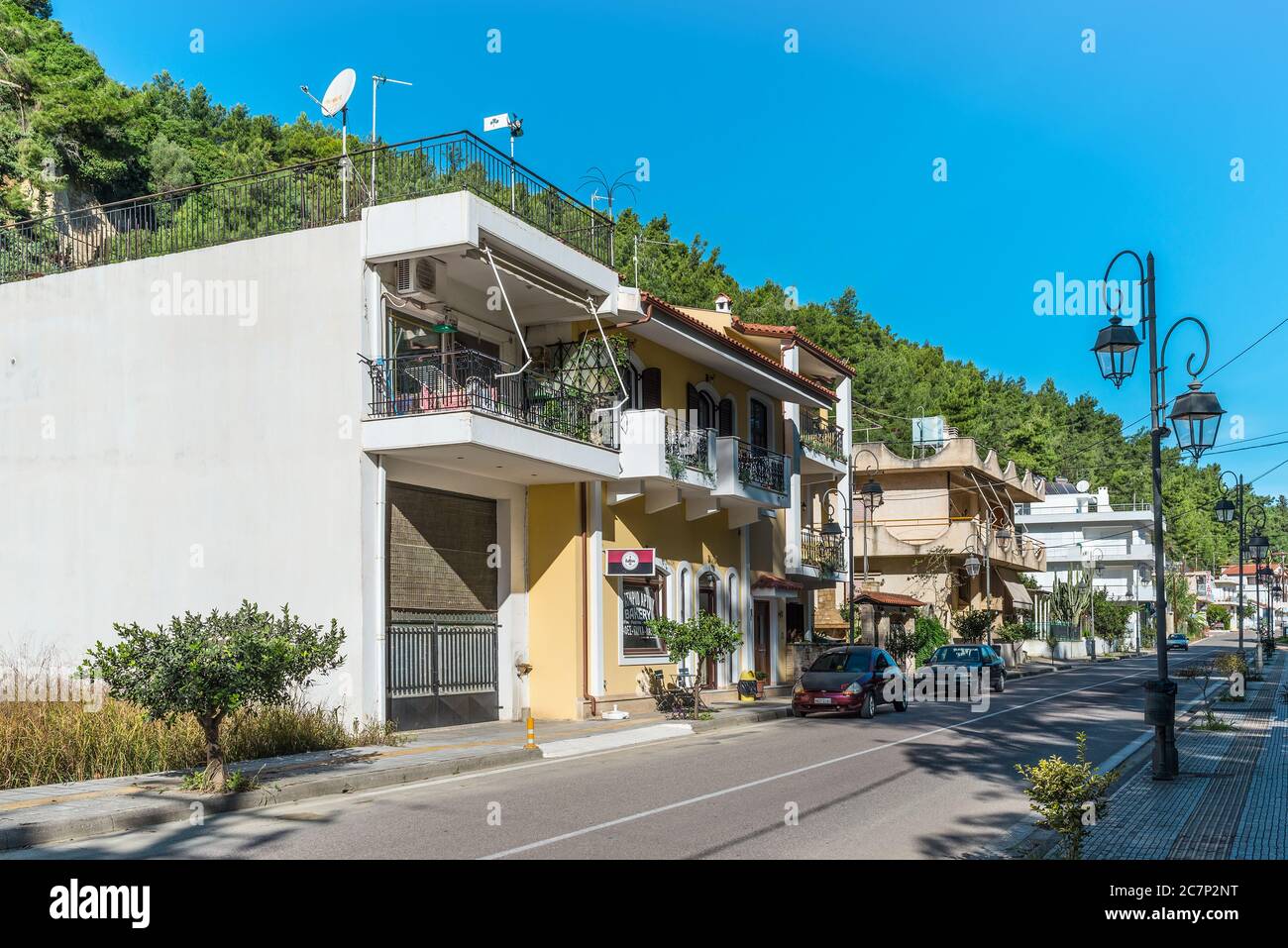 Katakolon, Grèce - 11 novembre 2019 : bâtiments résidentiels dans la petite ville charmante de Katakolon. Le port de Katakolon ou Katakolo est un très populaire Banque D'Images