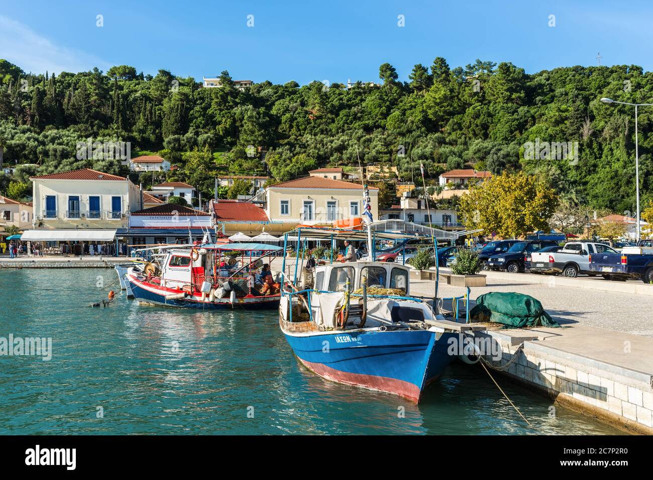 Katakolo, Grèce - 11 novembre 2019 : bateaux de pêche en bois amarrés dans le port de Katakolo (Olimpia), Grèce. Banque D'Images