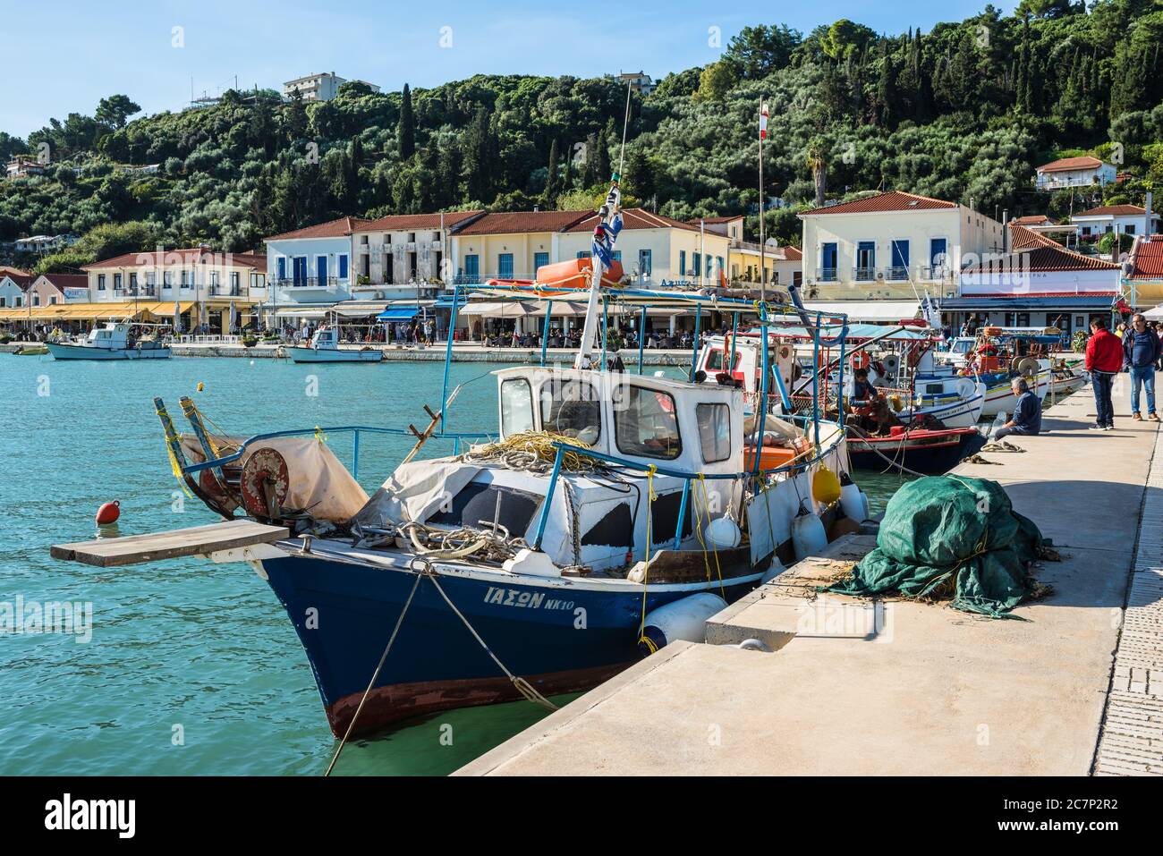 Katakolo, Grèce - 11 novembre 2019 : bateaux de pêche en bois amarrés dans le port de Katakolo (Olimpia), Grèce. Filets de pêche sur la rive. Banque D'Images
