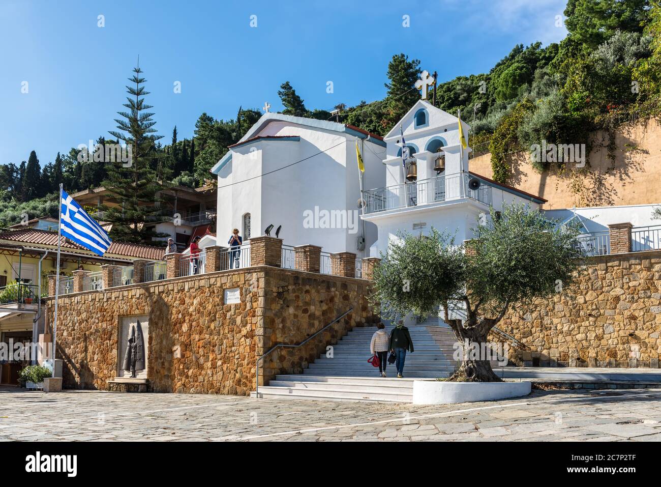 Katakolon, Grèce - 11 novembre 2019 : petite église orthodoxe pittoresque de Katakolon, Péloponnèse, Grèce. Le centre-ville donne sur le golfe Banque D'Images