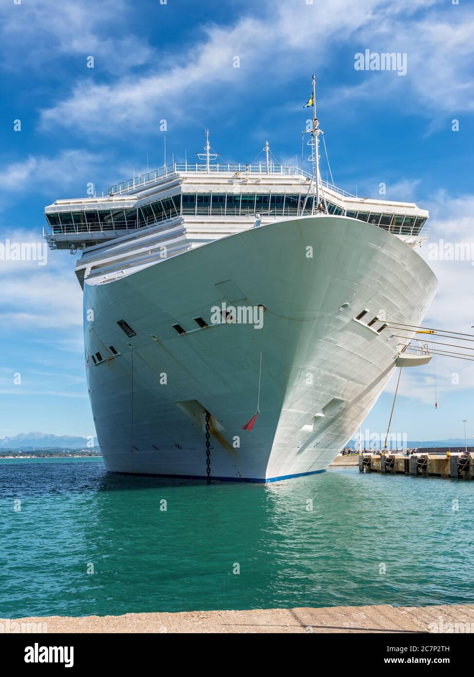Katakolo, Grèce - 11 novembre 2019 : bateau de croisière Costa Fortuna amarré dans le port de Katakolon sur la côte grecque et sert de porte d'entrée à Olympii Banque D'Images