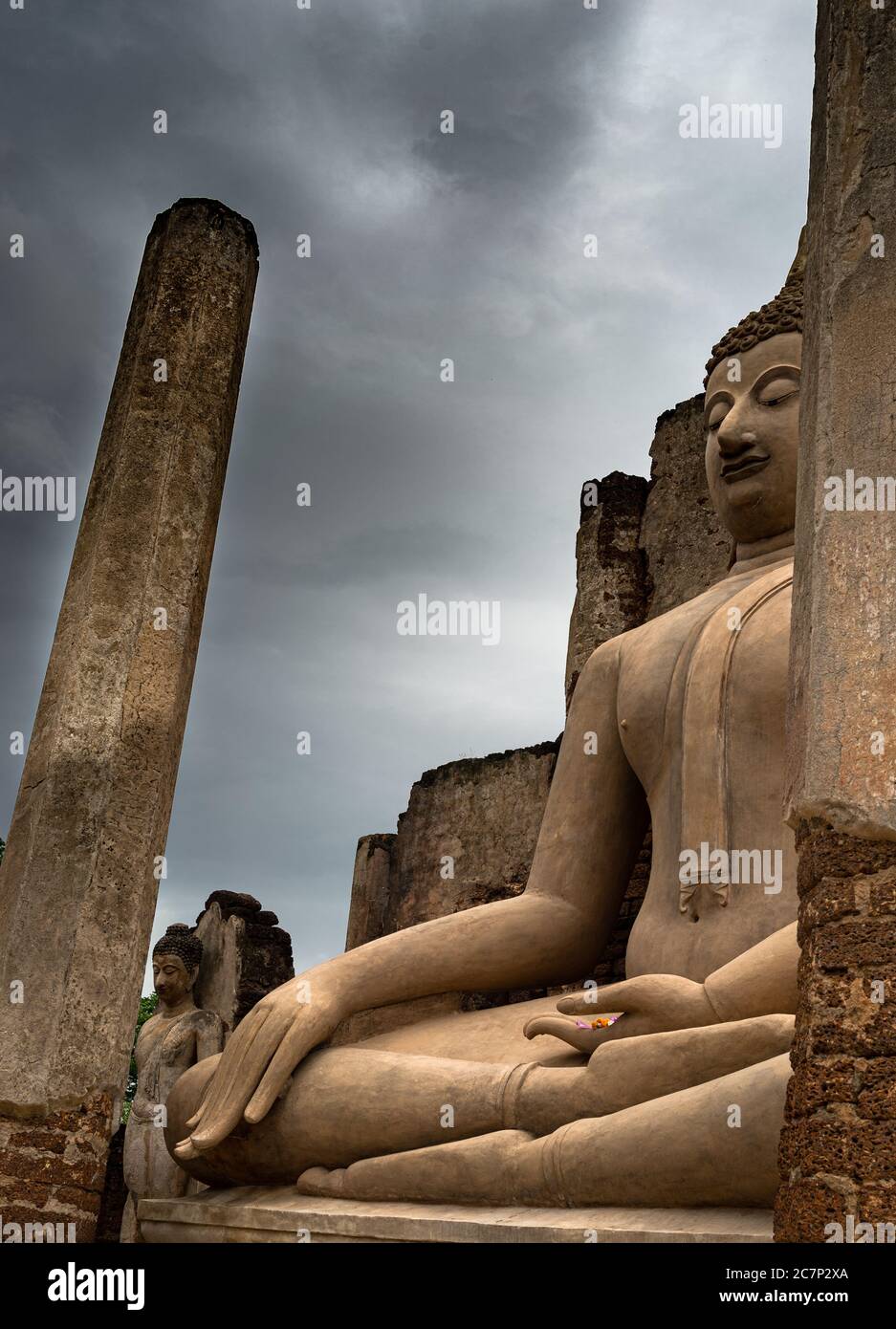 Une statue de Bouddha avec ciel de nuages, Wat Phra si Ratana Mahathe, Sukhothai Thaïlande Banque D'Images
