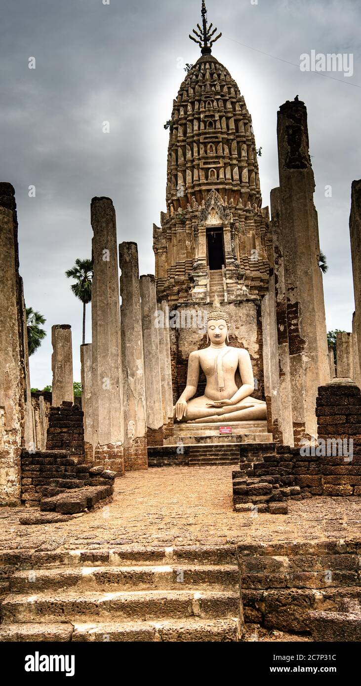 Une statue de Bouddha principale à Wat Phra si Ratana Mahathe, Sukhothai Thaïlande Banque D'Images