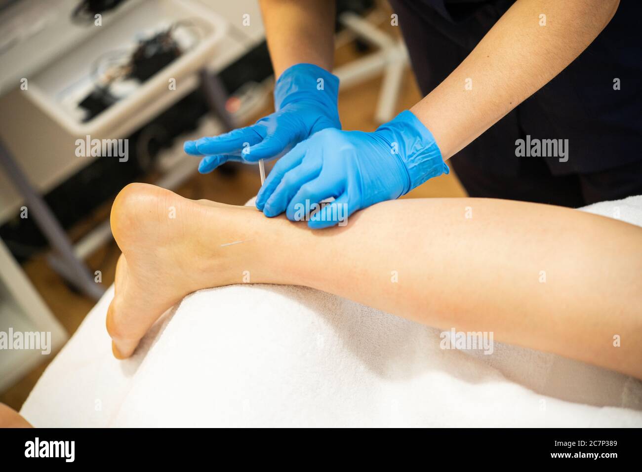 Mains de physiothérapeute faisant un aiguillage sec Banque D'Images