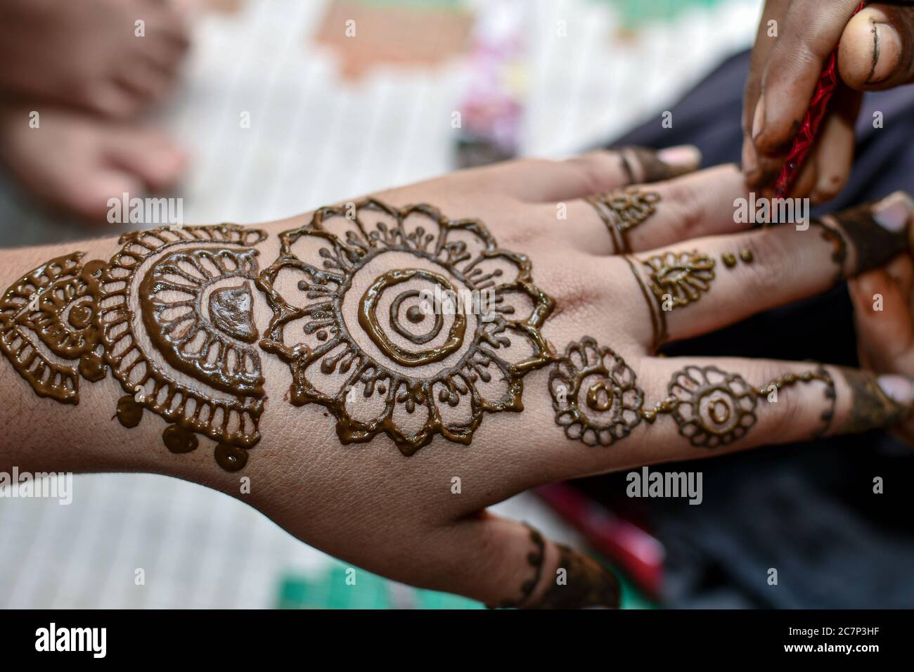 De magnifiques modèles Mehndi sont disponibles au mariage hindou indien. 03 Banque D'Images