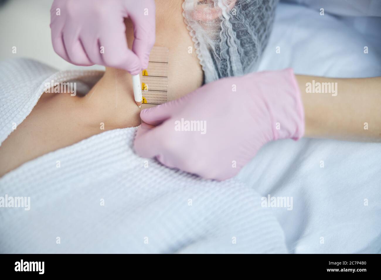 Mains de cosmétologue gantées se préparant à la procédure de levage Banque D'Images