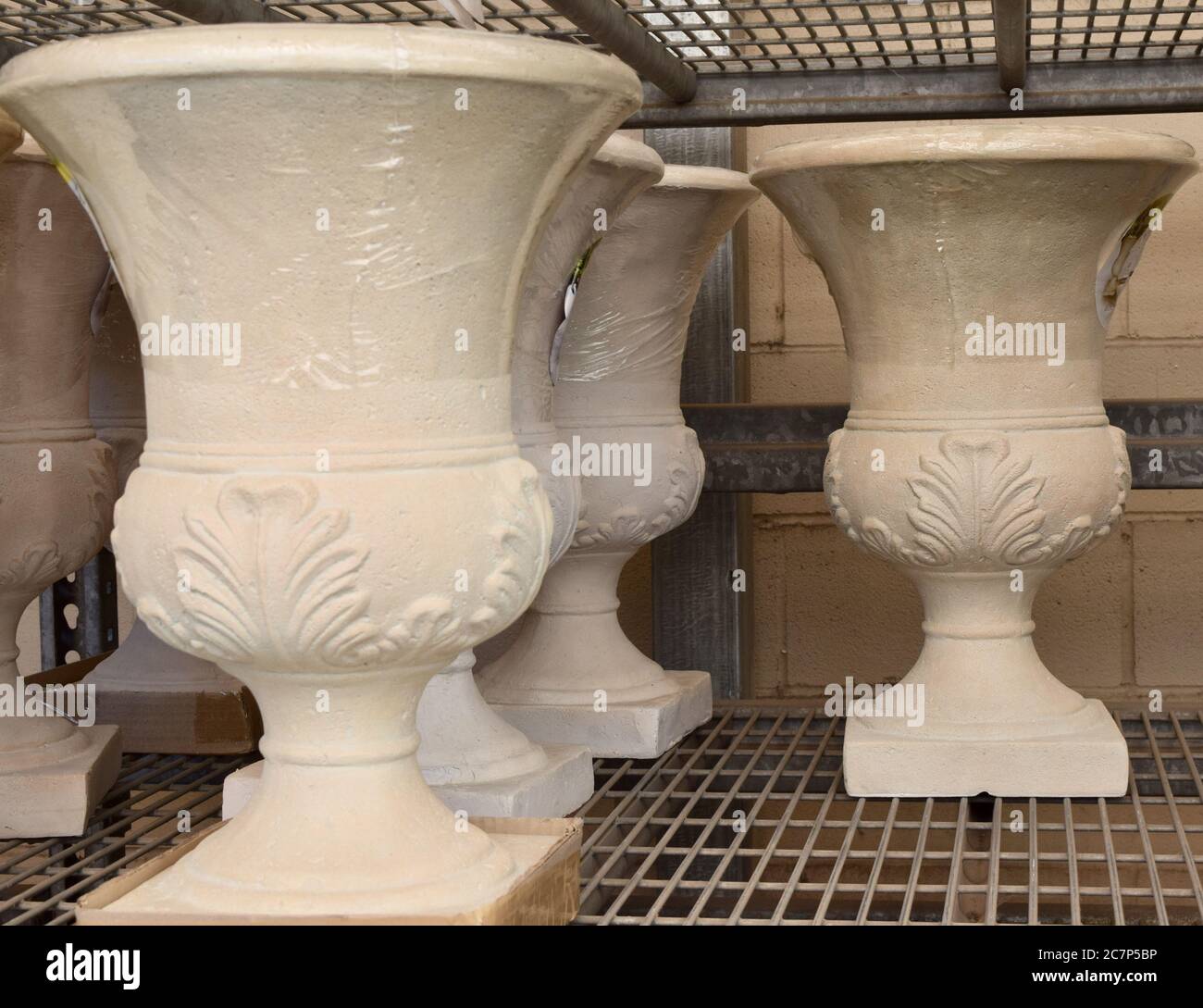 Gros plan de trois grands vases décoratifs à fleurs blanches une étagère de magasin Banque D'Images