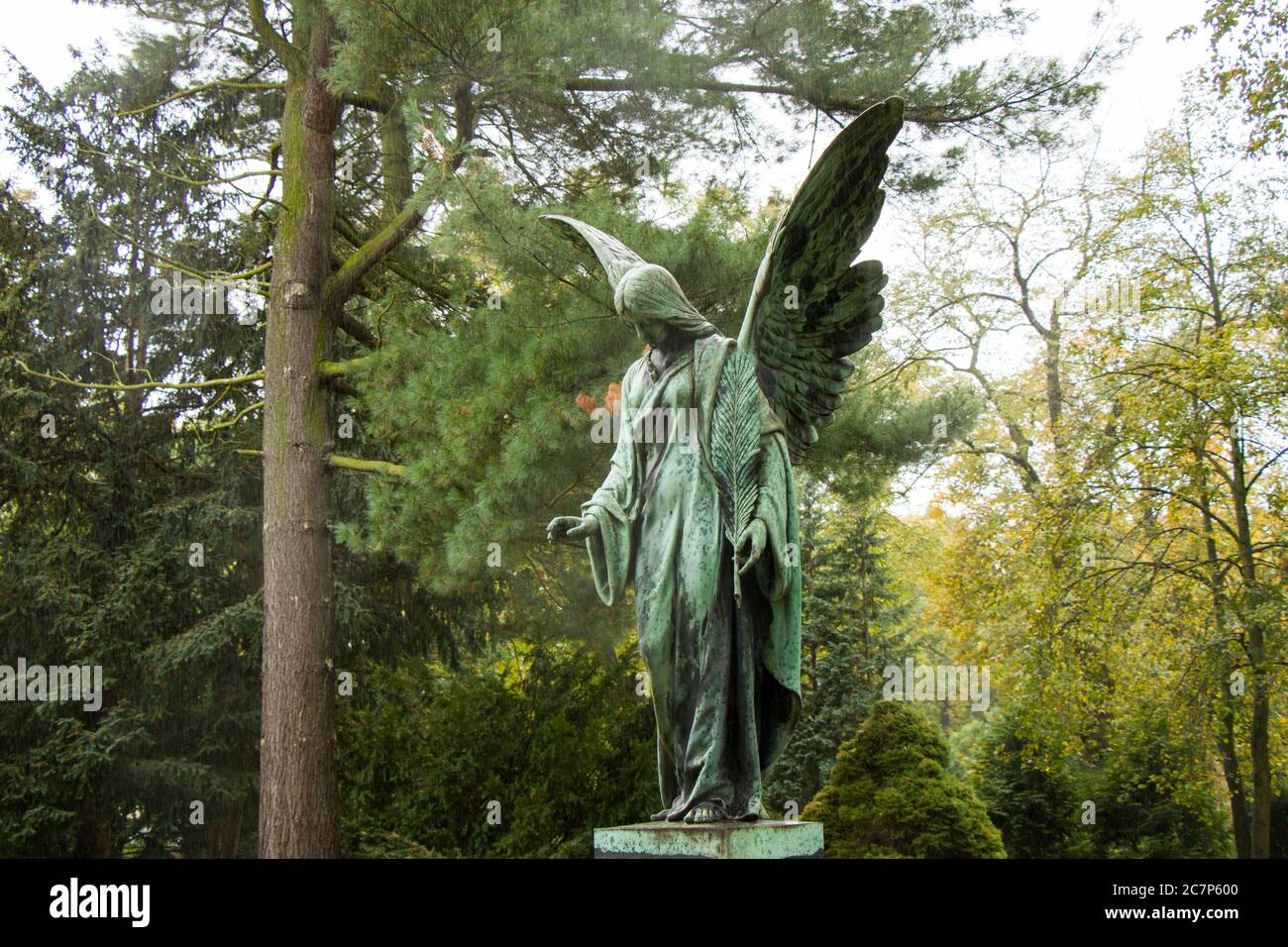 BERLIN, ALLEMAGNE - 11 OCTOBRE 2017 : sculpture d'ange dans le cimetière de Berlin. Banque D'Images