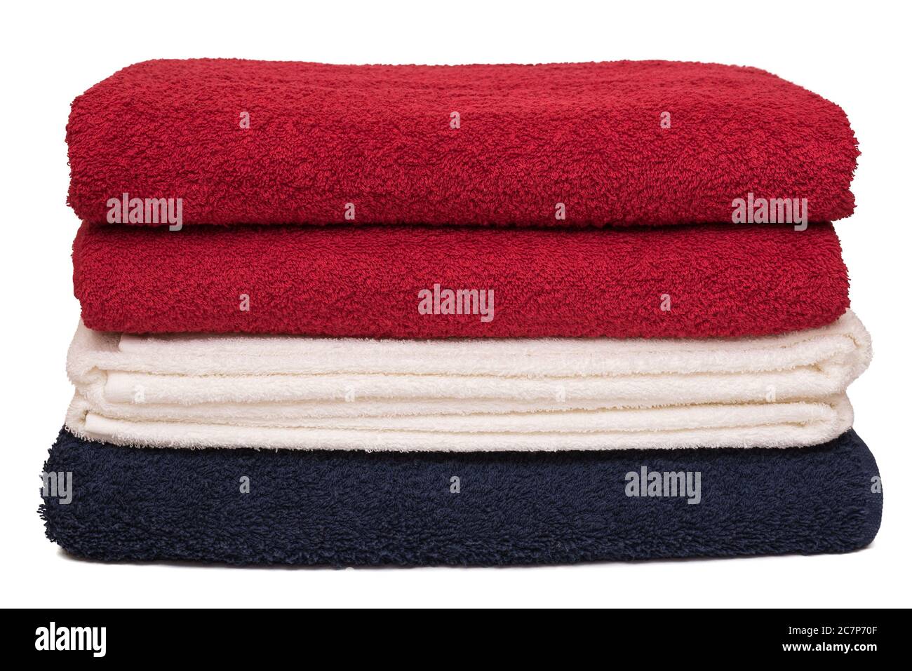 Pile de serviettes de bain souples et propres, soigneusement pliées, après le linge sur fond blanc. Gros plan Banque D'Images