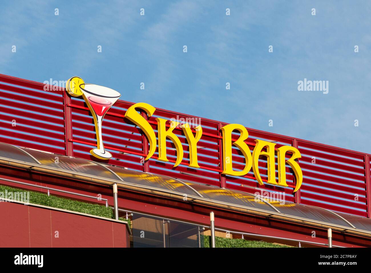 Sky Bar, un panneau de lumières jaunes au néon pour le bar sur le toit sur la façade de l'hôtel Banque D'Images