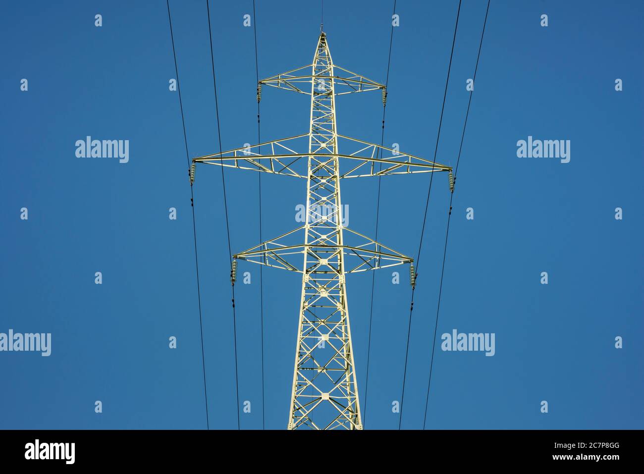 Pylône électrique à haute tension unique ou tour de transmission et lignes électriques vue à angle bas contre ciel bleu clair comme concept de l'industrie de l'énergie Banque D'Images